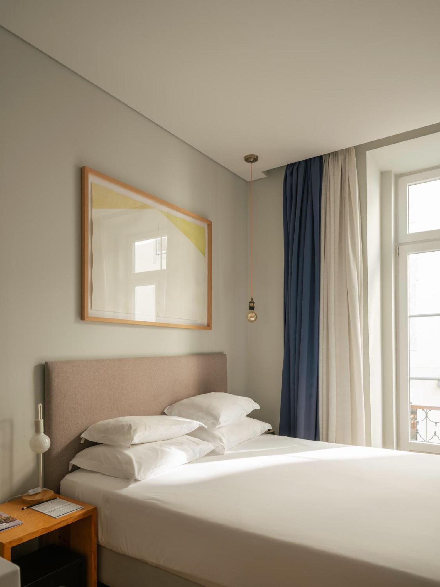 Small Room City View,1758444232:JPEG